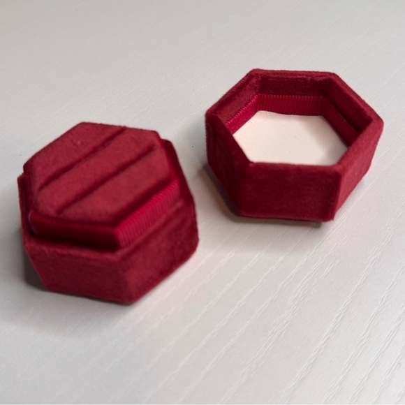 Red Velvet Hexagonal Ring Box - Picture 1 of 5
